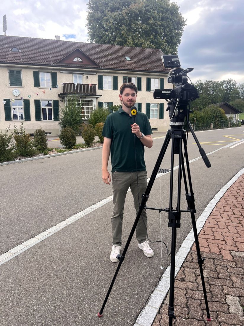 Romeo Marchesi vor der Kamera, bereit für einen Aufsager